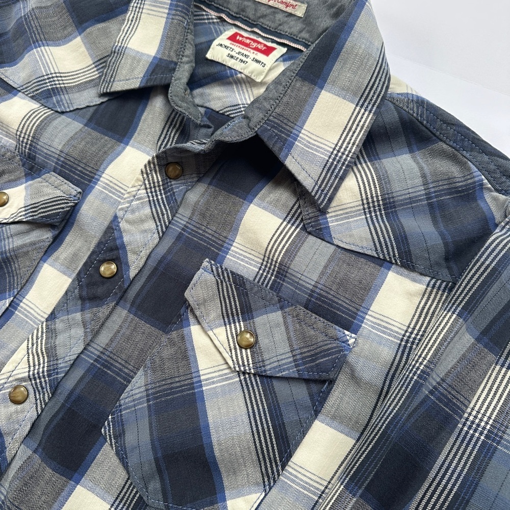 Men’s Wrangler Long Sleeved Shirt
Size Large - Picture 2 of 8
